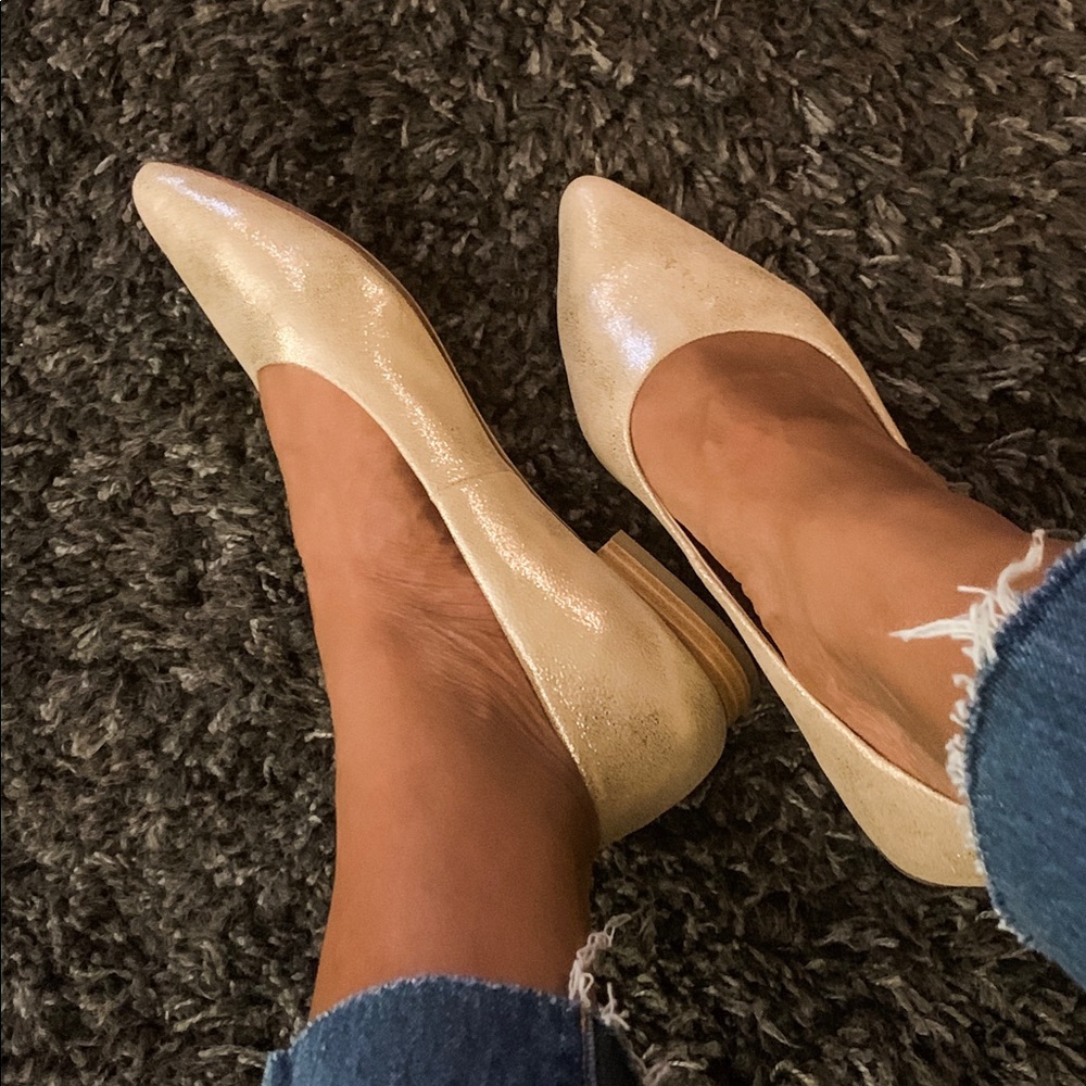 Caslon Luna Pointy Gold flat